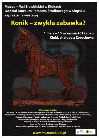Drewniany konik na czarnym tle. Plakat wystawy Konik zwykła zabawka, 1 maja -15 września 2019 Kluki, Chałupa z Żoruchowa.